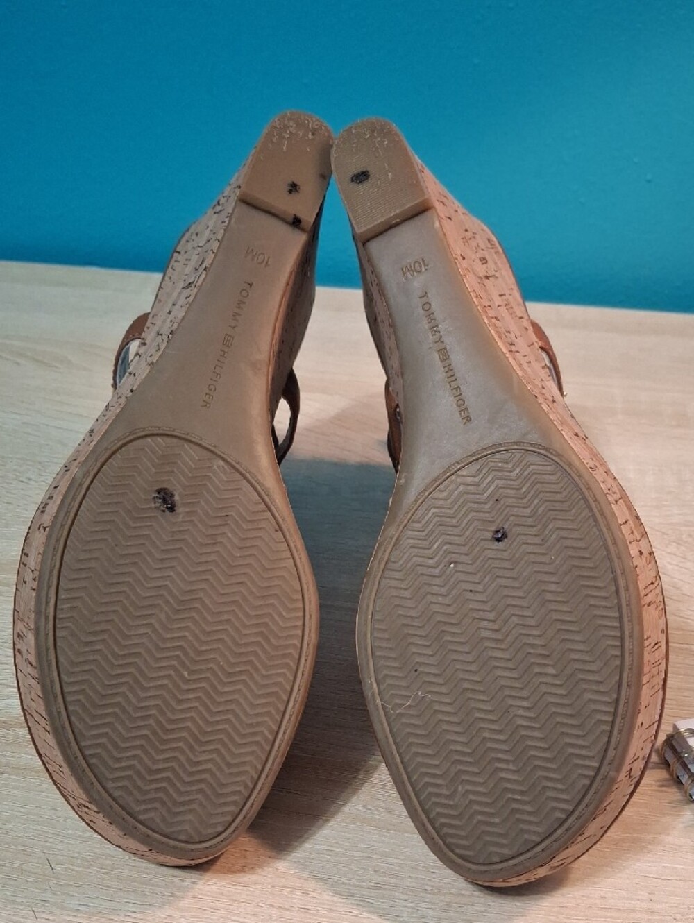 Tommy Hilfiger Monor Tan Leather Cork Wedge Sandals with Gold Hardware - Picture 6 of 9